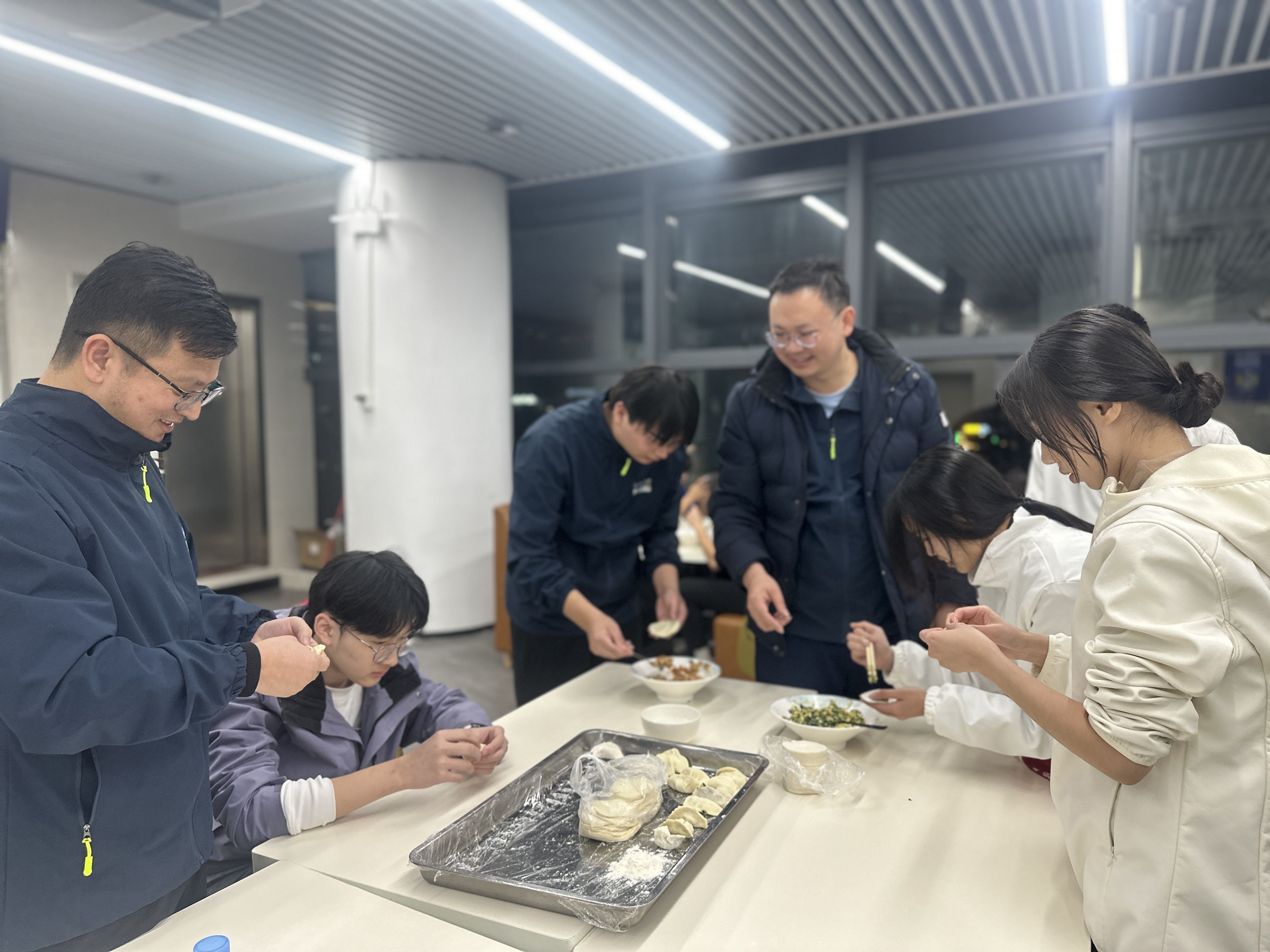 师生包饺子